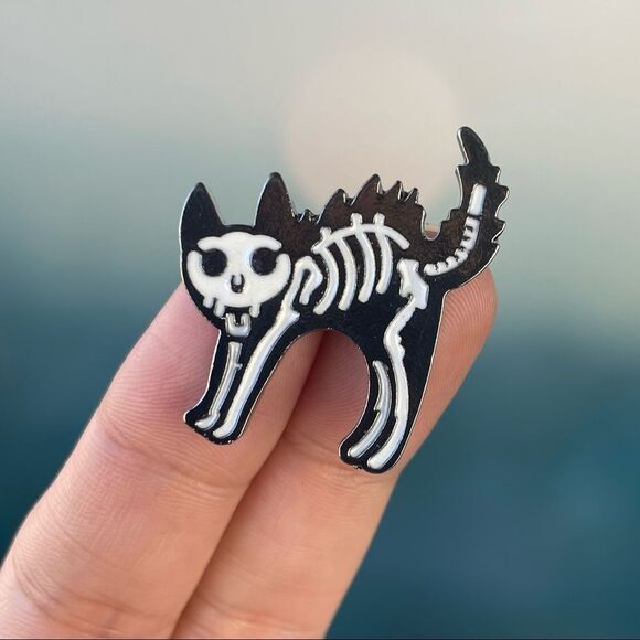 Scaredy-cat Skeleton Enamel Pin/ Brooch Lapel - Picture 1 of 6